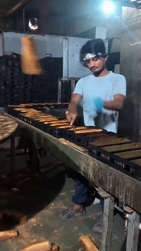 (SOUND)インドのパン工場労働者