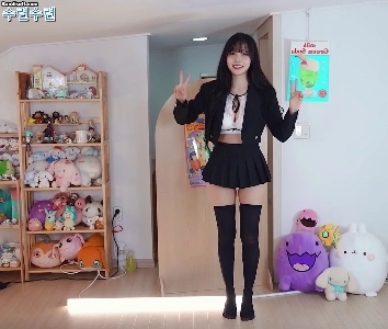 パンツより短い黒のテニススカート、トレーニングトレーニング、オーバーニーソックス、バックジーンズ