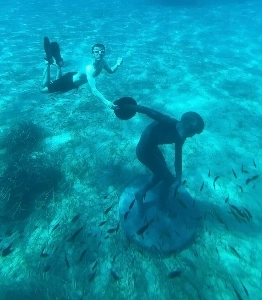 イカワードのハンサムな像を作り、水の中に隠した男。