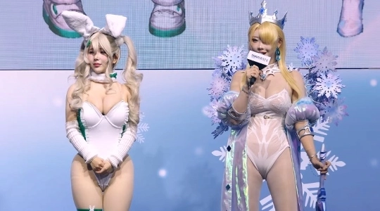 ワークショップに登場したヤサルのコスプレ衣装の露出度。