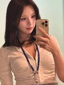 メガネをかけて書類を覗くセクシーな黒のオフィスルック、花のような太もも