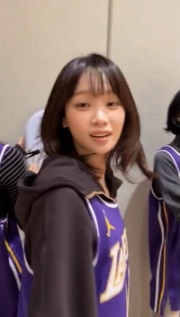 レブロンのセレモニーを真似るセラフィム・キム・チェウォン