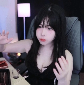 黒いスリップを着て恥ずかしそうに披露するチジジク・インゲーン