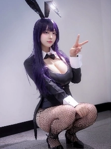 紫髪、ソン・ハナ、バニーガール衣装、肉厚な谷間+網タイツ