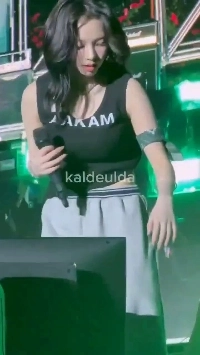 タンクトップを着たカリーナの胸骨伝説