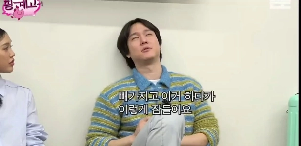 (SOUND)寝る前に政治的な YouTube 動画を見る女性アイドル