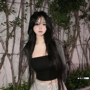 このお姉さんの服は小さすぎます。