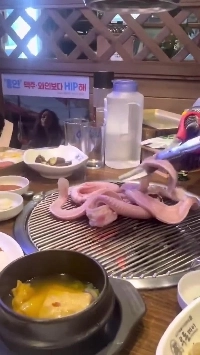 レストランでトラウマを抱えた少女