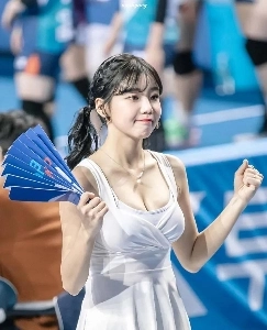 元キウム外野手のビョン・サングォン氏がチアリーダーのキム・ハナさんと結婚した。