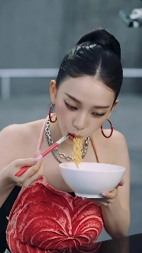 オールバックポニーテールのカリーナが太いジョイスティックを手に持ち、くねくねと揺れる。