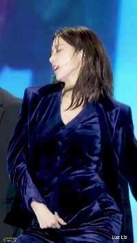 Blue Velvetのクールな美しさを見せる紳士的なルック、Rセラフィム和葉のハチャメチャ顔+変態ダンス(?)