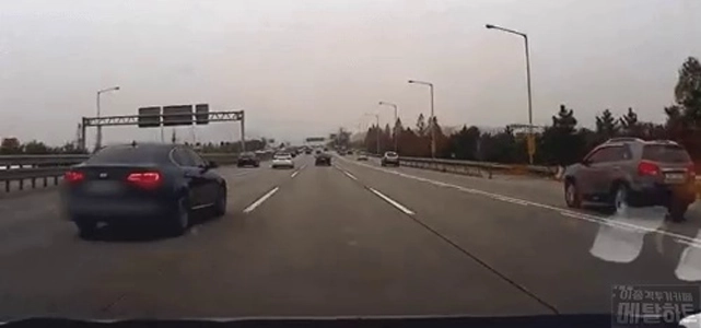 実際に事故を起こした報復運転の事例。 GIF