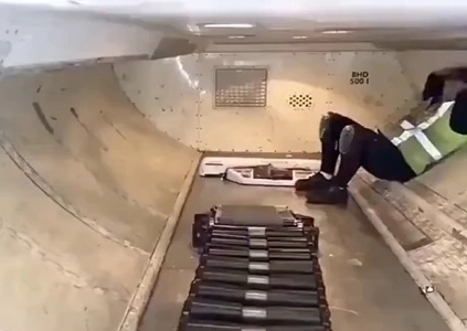 (SOUND)飛行機のコンテナにキャリアを積み上げる工程