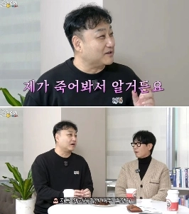 世界中で禁止されているジョークを披露するコメディアン。