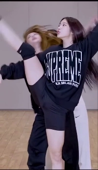 ル・セラフィム和葉はバイカーショーツを着て練習しており、Yゾーンのお尻にぴったりフィットします