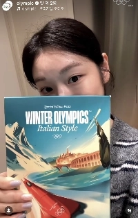 キム・ヨナの最新の姿は、彼女の美しさが衰える兆しがないことを示している