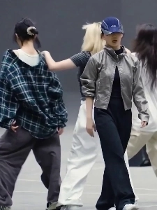 Nmixリリー練習中。胸元のサイドラインがさりげないストライプ柄の半袖Tシャツ。