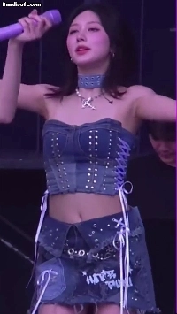 両腕を上げたアイブ、秋のデニムランジェリールック、脇フェロモン