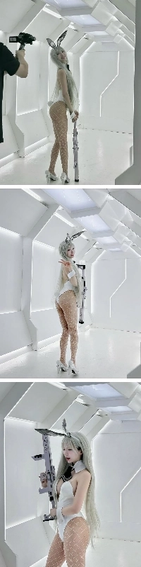 ナイキのコスプレで地味な白いハイレグ網タイツが露出