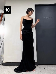 モデルのイ・ヒョンイがインスタグラムに授賞式用のドレスを選んでほしいと投稿した。