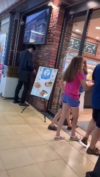 (SOUND)日本に新種の変態男が現れ、壁を掃除したり、重要な場所を撫でたりします。