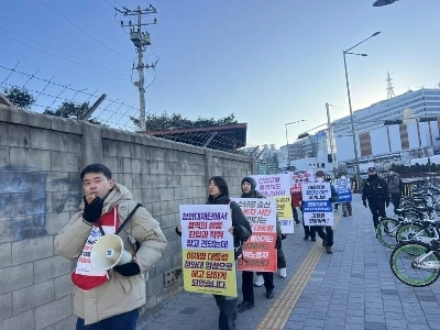 私たちは解雇される危険にさらされています。