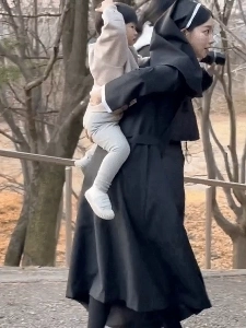 カリーナは赤ちゃんの抱き方を知らないのでそわそわしています。