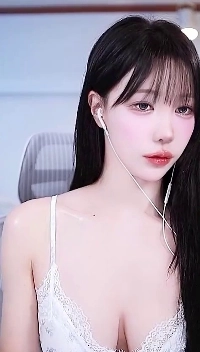 純白のレーススリップとオイルまみれの谷間