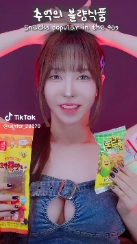 (SOUND)へそ部分に穴の開いたデニムワンピース。ジャンクフードの代わりにモクバン。