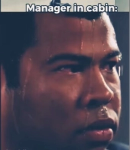 (SOUND)会議中、ぎこちない従業員が何かを探し始めました。