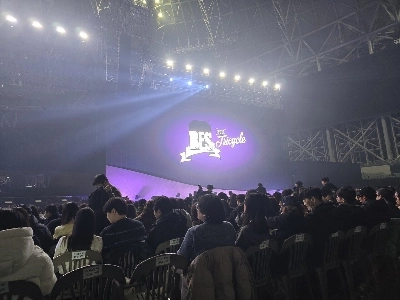 クリスマスイブに一人でコンサートを見に来たのは滑稽だ