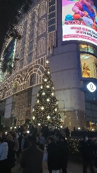 クリスマスの夜だったので、明洞へ出かけました。
