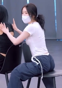 横向きに座って椅子の振り付けを練習するアイリーン ブラの輪郭+お尻のフィット感