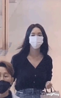 [アエスパ] カリーナが下り坂を歩いているときにボタンを破裂させた