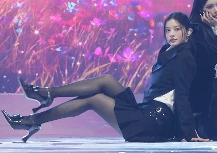 アイレットの民主主義バンドはひざまずいてから立ち上がると見えます。歯茎の太ももが見えます。