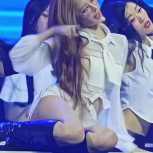 (SOUND)[アイブ] 床に寝転んでメガネを太ももに当て、お尻を大きく開いた状態