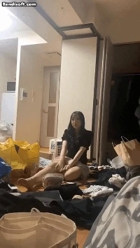 突然股を大きく広げた女の子