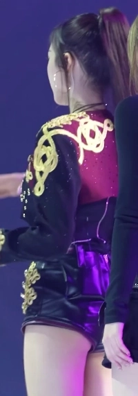 (SOUND)Espa Giselle レザーホットパンツのお尻の後ろから撮影されたチアリーダーの衣装 – MMA