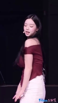 トリプルSキムチェヨンのたわわな胸が横に弾む