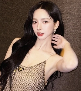 セクシーな衣装を着たカリーナ