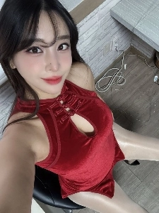 みゆちゃんのベッドの上のレッドサンタの胸の谷間