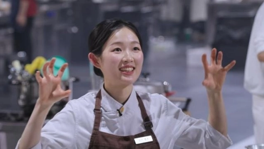 白黒シェフ 2: 長年にわたる訓練の痕跡を示すベビービーストの傷跡