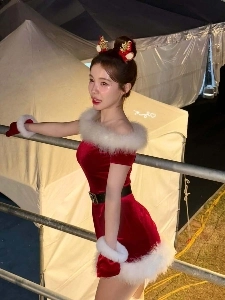 サンタ服を着たイ・ダヘのチアリーダーの遺体