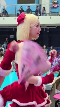 (SOUND)チアリーダーのサンタガール、パク・ソンさんを詳しく見る