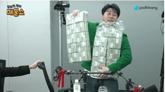 ウン・ヒョンジャンはメブルショーに現金を持って行った。