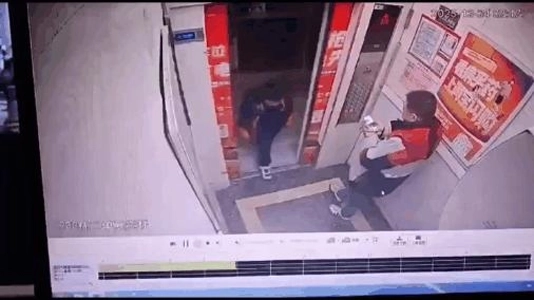 中国のエレベーター内で喧嘩