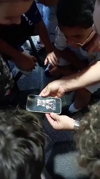 (SOUND)子どもたちを驚かせる携帯電話のマジック