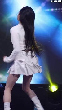 トリプルSジヨンの流れるような白いスカートと白いパンツ