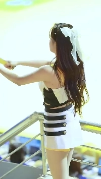 (SOUND)カン・ジウンチアリーダーが観客にピザをプレゼント