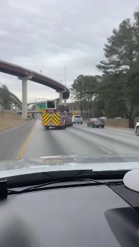 (SOUND)何か面白いものを見せてくれる消防車